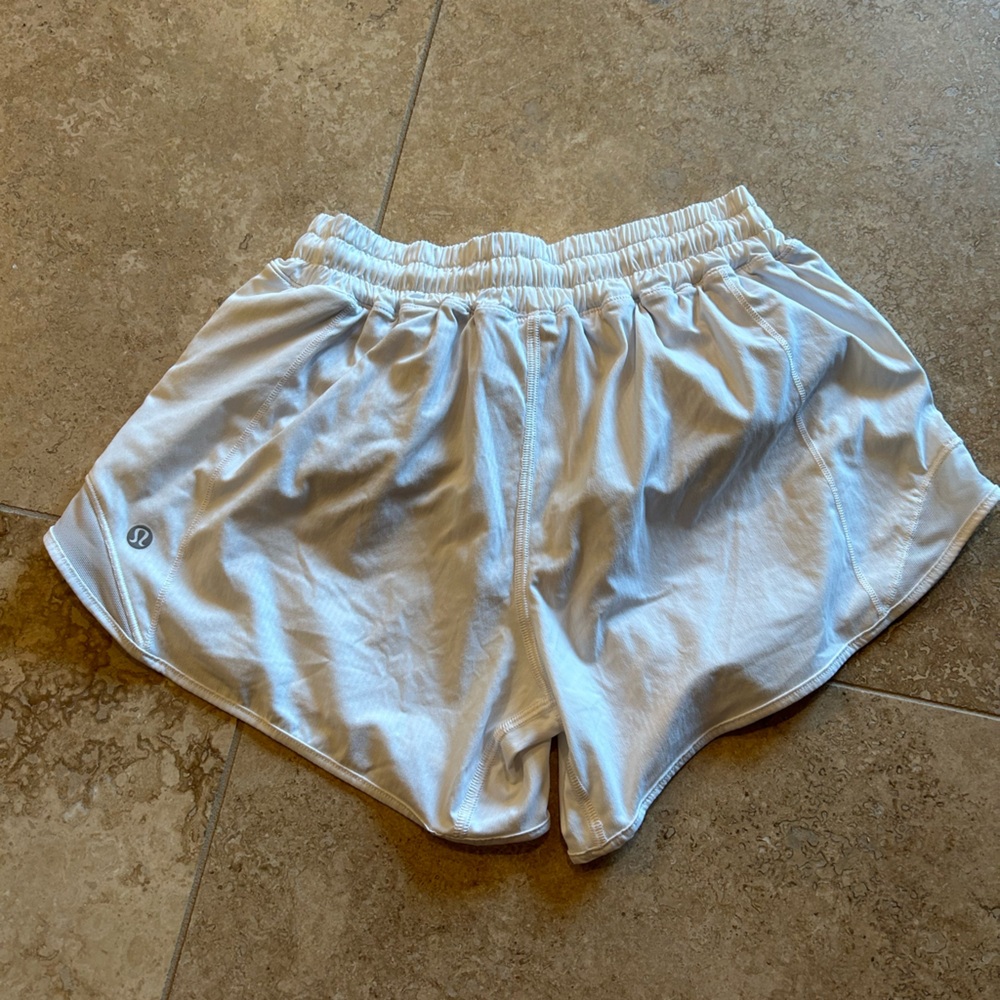 Lululemon Hotty Hot 2 inch - size 4